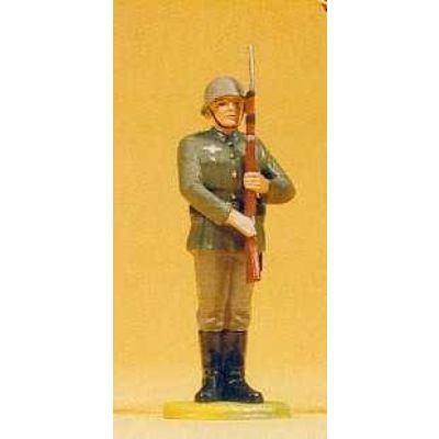 German Reich 1939-45 Sodier Standing Presenting Arms Figure