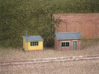 2 Lineside Huts (1 brick, 1 wood)