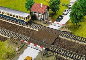 Level Crossing with Gatekeepers House and Motor Kit II
