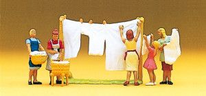 Women Hanging Washing (5) Exclusive Figure Set