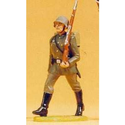 German Reich 1939-45 Soldier Marching with Kit Bag Figure